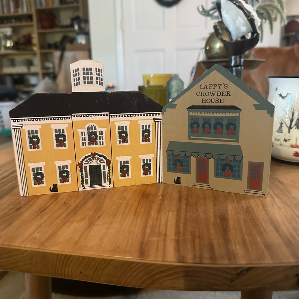 Vintage 1987 The cat’s meow Maine Christmas series set of 2 houses. See below.